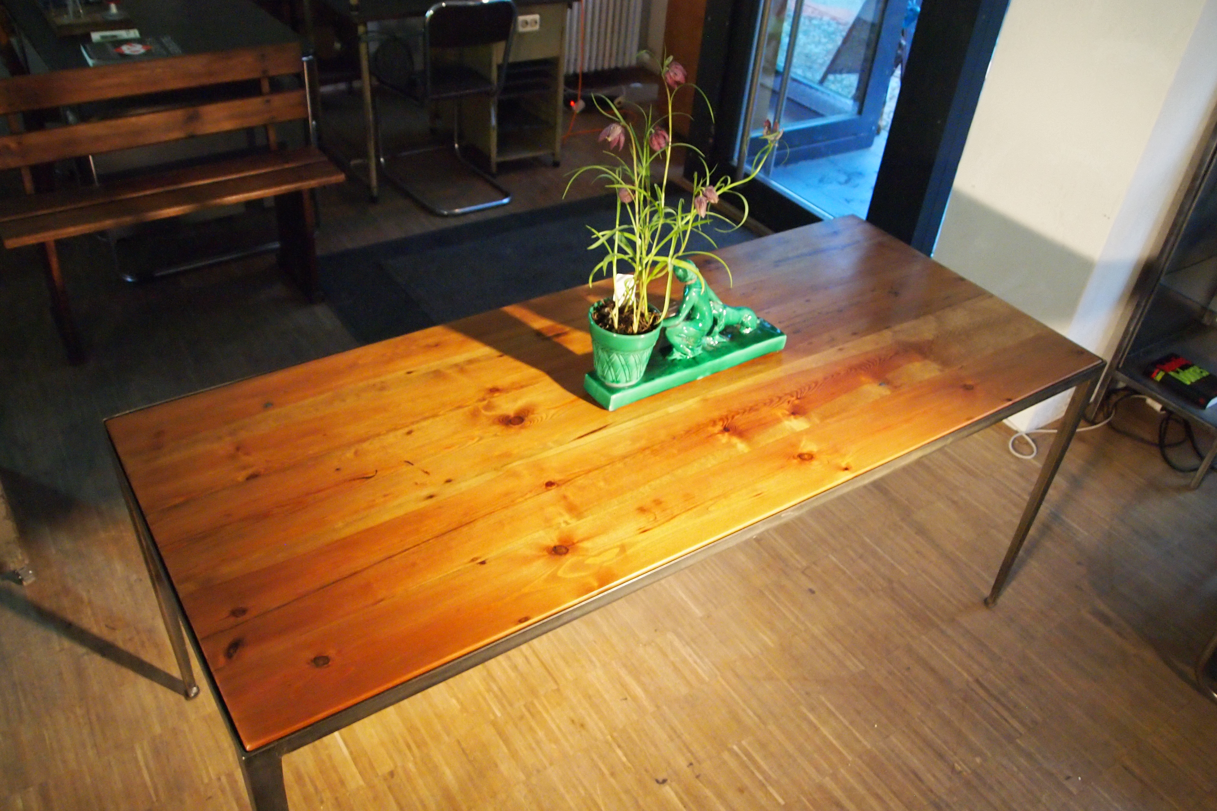 Handgefertigte Holztische aus Zulieferwerkstatt · WBF BERLIN